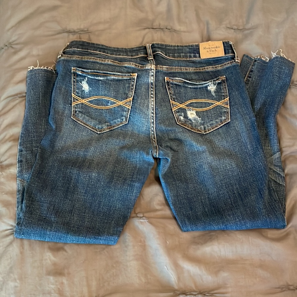 A&F distressed cropped jeans - Picture 3 of 3